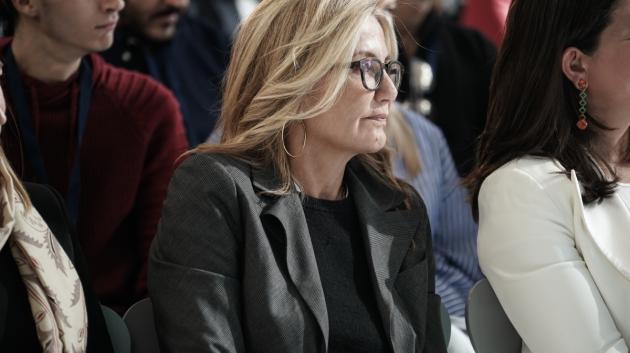 Γυναίκα σε εκδήλωση