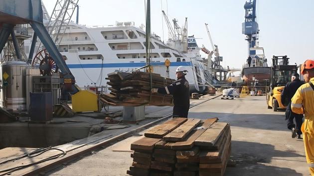 Ναυπηγείο με πλοίο