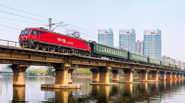 τρένο σε γέφυρα στην Κίνα