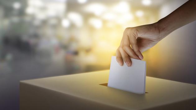 Χέρι με ψηφοδέλτιο κάλπη