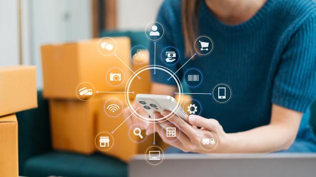 Γυναίκα σε e-commerce περιβάλλον