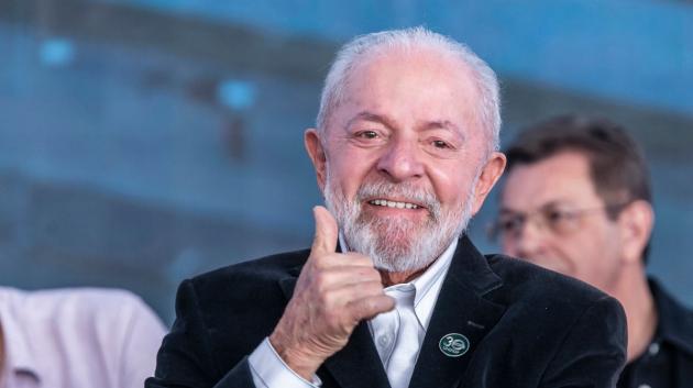 Λούλα ντα Σίλβα χαμογελαστός
