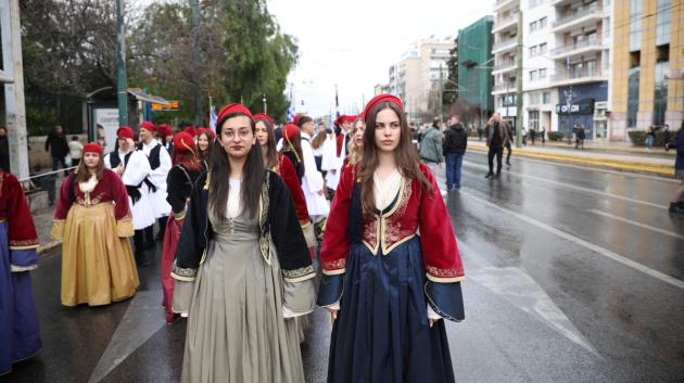 Παρέλαση με παραδοσιακές στολές