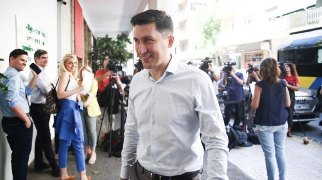 Άνδρας έξω από κτίριο