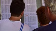 Μαθητές κοιτούν αποτελέσματα