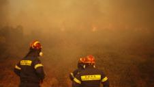 Πυροσβέστες μάχη πυρκαγιάς