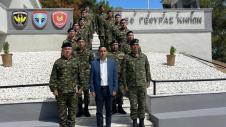 Στρατιώτες με πολιτικό επισκέπτη