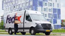 FedEx υπάλληλος παράδοση δέματος