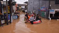 Διάσωση σε πλημμύρα Ινδονησίας