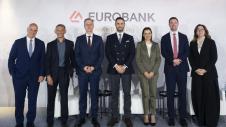 Άτομα σε εκδήλωση της Eurobank