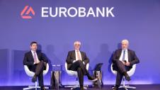 Άτομα σε εκδήλωση της Eurobank