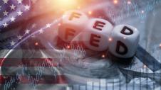 FED, σημαία ΗΠΑ, και διάγραμμα της χρηματιστηριακής αγοράς