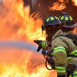 Πυροσβέστες σε φωτιά