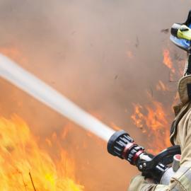 Πυροσβέστης κατασβήνει φωτιά
