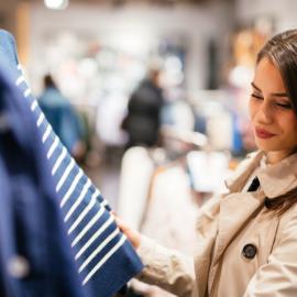 Γυναίκα σε κατάστημα ρούχων