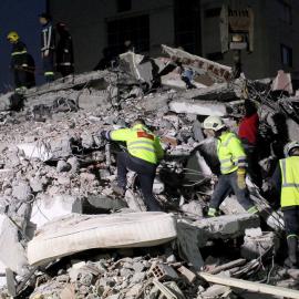 Διασώστες σε ερείπια σεισμού