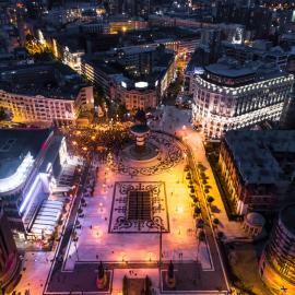 πλατεία Μακεδονίας Σκόπια βράδυ