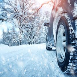 Αυτοκίνητο σε χιόνι