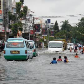 Πλημμυρισμένος δρόμος Ινδονησίας