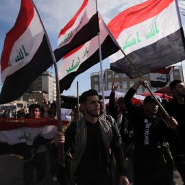 Διαδήλωση με σημαίες Ιράκ