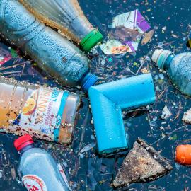 Πλαστικά στη θάλασσα