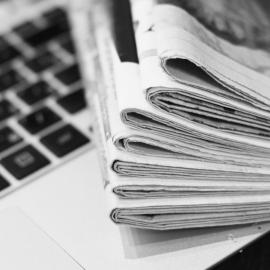 Εφημερίδα και λάπτοπ