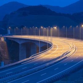 Γέφυρα αυτοκινητόδρομος βράδυ