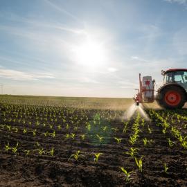 Τρακτέρ σε αγρό