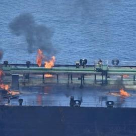 Πλοίο φλέγεται στη θάλασσα