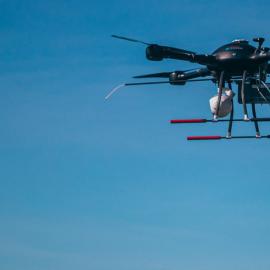 Σύγχρονο drone στον ουρανό