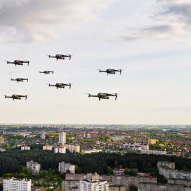 Σμήνος drones πάνω από πόλη