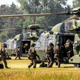 Γερμανοί στρατιώτες και ελικόπτερα