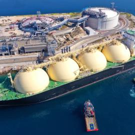 Φορτηγό LNG σε λιμάνι