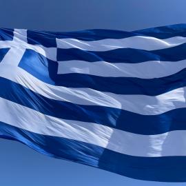 Ελληνική σημαία κυματίζει