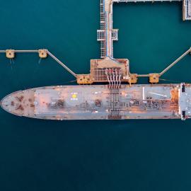 δεξαμενόπλοιο σε σταθμό LNG