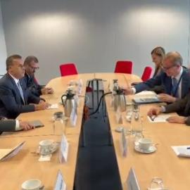 Συνάντηση σε αίθουσα συνεδριάσεων