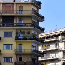 Αθηναϊκή πολυκατοικία πρόσοψη