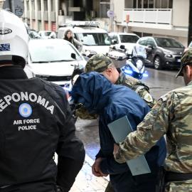 Στέλεχος Αερονομίας συνοδεύει ύποπτο
