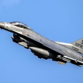 Μαχητικό F-16 σε πτήση