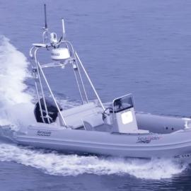 Φουσκωτό σκάφος στη θάλασσα