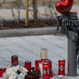 Λουλούδια και κεριά μνήμης