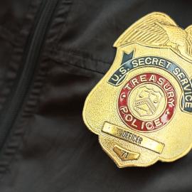 Κοντινή φωτο μπατζού US Secret Service
