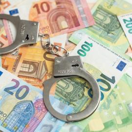 Χειροπέδες σε χαρτονομίσματα ευρώ