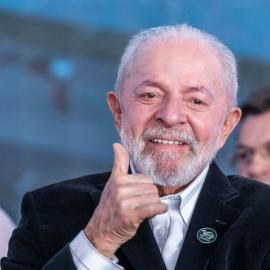 Λούλα ντα Σίλβα χαμογελαστός