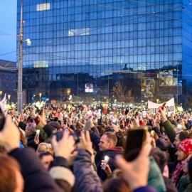 Σέρβικη διαδήλωση στο Βελιγράδι βράδυ σέρβικη διαδήλωση πλήθος