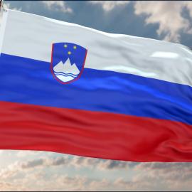 Σημαία Σλοβενίας κυματίζει