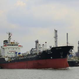 δεξαμενόπλοιο σε λιμάνι