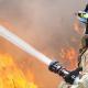 Πυροσβέστης κατασβήνει φωτιά