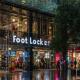 Κατάστημα Foot Locker βράδυ