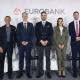 Άτομα σε εκδήλωση της Eurobank